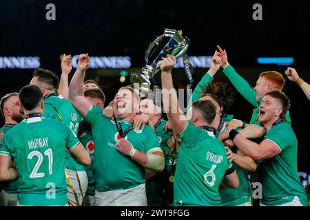 16 mars 2024 ; Aviva Stadium, Dublin, Irlande : six Nations International Rugby, Irlande contre Écosse ; l'équipe irlandaise avec son trophée Banque D'Images