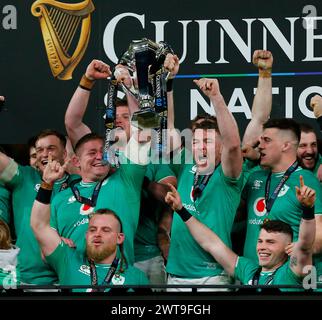 16 mars 2024 ; Aviva Stadium, Dublin, Irlande : six Nations International Rugby, Irlande contre Écosse ; l'équipe irlandaise avec son trophée Banque D'Images