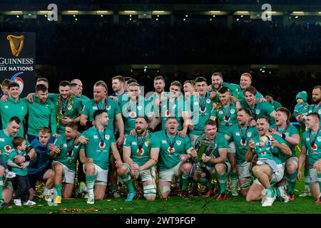 16 mars 2024 ; Aviva Stadium, Dublin, Irlande : six Nations International Rugby, Irlande contre Écosse ; l'équipe irlandaise avec son trophée Banque D'Images