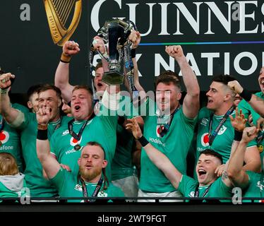 16 mars 2024 ; Aviva Stadium, Dublin, Irlande : six Nations International Rugby, Irlande contre Écosse ; l'équipe irlandaise avec son trophée Banque D'Images