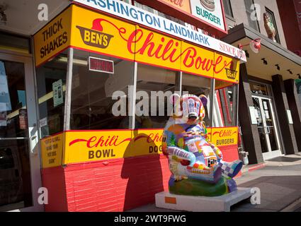 Les clients quittent le légendaire restaurant Ben’s Chili Bowl sur le couloir U Street à Washington, D.C. Ben’s, fondé en 1958 par Ben Ali, a été un monument du quartier servant les présidents et les célébrités de leurs célèbres demi-fumées. Banque D'Images