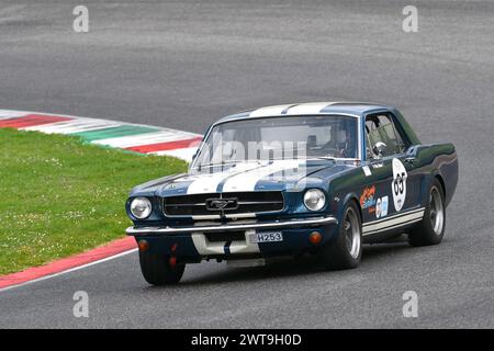 Scarperia, 2 avril 2023 : Ford Mustang 289 1965 en action lors du Mugello Classic 2023 au Mugello circuit en Italie. Banque D'Images