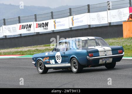 Scarperia, 2 avril 2023 : Ford Mustang 289 1965 en action lors du Mugello Classic 2023 au Mugello circuit en Italie. Banque D'Images