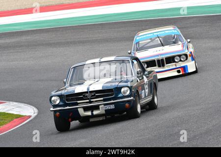 Scarperia, 2 avril 2023 : Ford Mustang 289 1965 en action lors du Mugello Classic 2023 au Mugello circuit en Italie. Banque D'Images