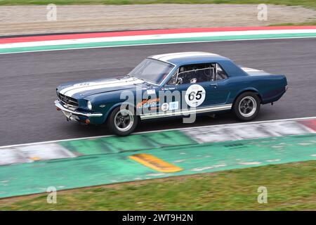 Scarperia, 2 avril 2023 : Ford Mustang 289 1965 en action lors du Mugello Classic 2023 au Mugello circuit en Italie. Banque D'Images