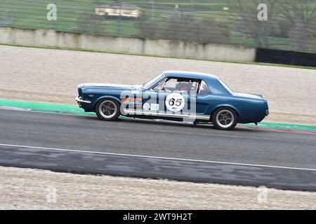 Scarperia, 2 avril 2023 : Ford Mustang 289 1965 en action lors du Mugello Classic 2023 au Mugello circuit en Italie. Banque D'Images