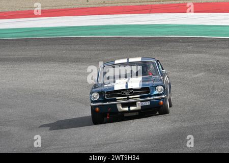 Scarperia, 2 avril 2023 : Ford Mustang 289 1965 en action lors du Mugello Classic 2023 au Mugello circuit en Italie. Banque D'Images