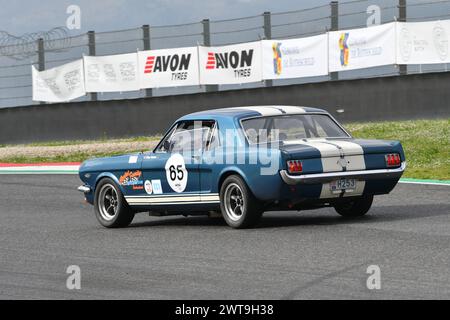 Scarperia, 2 avril 2023 : Ford Mustang 289 1965 en action lors du Mugello Classic 2023 au Mugello circuit en Italie. Banque D'Images