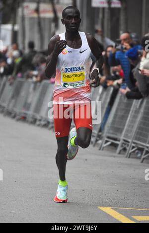 Laredo, Espagne, 16 mars 2024 : L'athlète ougandais Joshua Cheptegei (1) pendant les 10 kilomètres de Laredo, le 16 mars 2024, à Laredo, Espagne. Crédit : Alberto Brevers / Alamy Live News. Banque D'Images