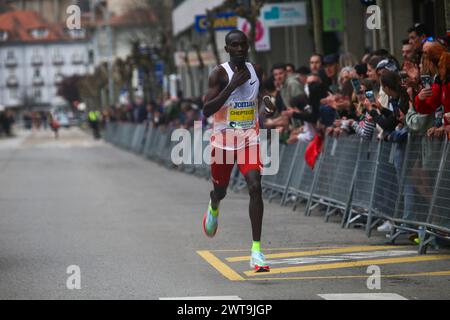 Laredo, Espagne, 16 mars 2024 : L'athlète ougandais Joshua Cheptegei (1) pendant les 10 kilomètres de Laredo, le 16 mars 2024, à Laredo, Espagne. Crédit : Alberto Brevers / Alamy Live News. Banque D'Images