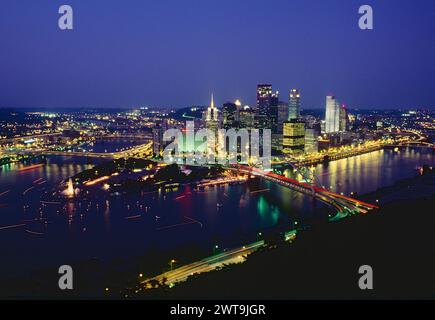 Vue au crépuscule du centre-ville de Pittsburgh depuis le mont Washington lors de la régate annuelle des trois rivières ; Pennsylvanie ; États-Unis Banque D'Images