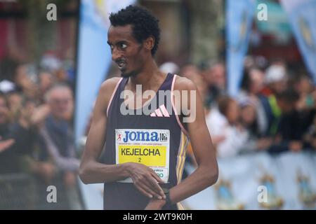 Laredo, Espagne, 16 mars 2024 : L'athlète éthiopien Yomif Kejelcha (2) arrête le chronomètre pendant les 10 kilomètres de Laredo, le 16 mars 2024, à Laredo, en Espagne. Crédit : Alberto Brevers / Alamy Live News. Banque D'Images