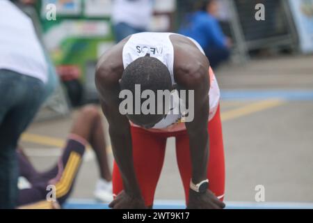 Laredo, Espagne, 16 mars 2024 : L'athlète ougandais Joshua Cheptegei (1) s'accroupit lors des 10 kilomètres de Laredo, le 16 mars 2024, à Laredo, en Espagne. Crédit : Alberto Brevers / Alamy Live News. Banque D'Images