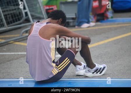 Laredo, Espagne, 16 mars 2024 : L'athlète éthiopien Yomif Kejelcha (2) réfléchit pendant les 10 kilomètres de Laredo, le 16 mars 2024, à Laredo, en Espagne. Crédit : Alberto Brevers / Alamy Live News. Banque D'Images