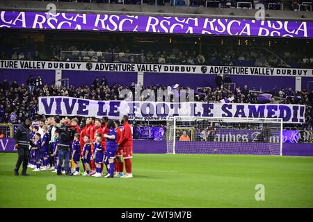 Bruxelles, Belgique. 16 mars 2024. Les supporters d'Anderlecht photographiés lors d'un match de football entre le RSC Anderlecht et le KV Kortrijk, samedi 16 mars 2024 à Bruxelles, le dernier jour (30/30) de la première division 'Jupiler Pro League' 2023-2024 du championnat belge. BELGA PHOTO LAURIE DIEFFEMBACQ crédit : Belga News Agency/Alamy Live News Banque D'Images