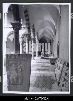 Lazio Viterbo Tarquinia Palazzo Vitelleschi4. Hutzel, Max 1960-1990 vues extérieures du palais et du musée ainsi que vues sur la cour intérieure et les voûtes intérieures. 15ème cent. architecture gothique (1436-39, 1460-90). A l'intérieur du palazzo se trouve la Cappella gentilizia, 15ème siècle, et l'antecappella, avec des fresques de l'histoire de Lucrezia alternant avec les vertus cardinales. Antiquités : phénicien : faïence. Étrusque : sarcophages ; poterie ; instruments en bronze (armes, vaisseaux, miroirs, candélabre). Bijoux en or. Masques en terre cuite, statuettes et objets votifs. Romain : statues de marbre, bronze ve Banque D'Images