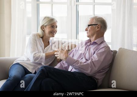 Femme profiter d'une communication chaleureuse agréable avec papa plus âgé Banque D'Images