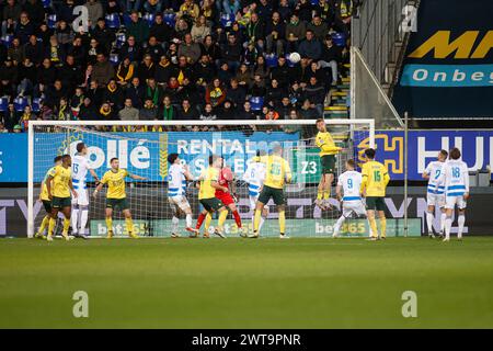 SITTARD, PAYS-BAS - 16 MARS : Kaj Sierhuis de Fortuna Sittard sauve le ballon pendant le match Fortuna Sittard entre Pec Zwolle au Fortuna Sittard Stadion le 16 mars 2024 à Sittard, pays-Bas. (Photo de Orange Pictures) crédit : Orange pics BV/Alamy Live News Banque D'Images