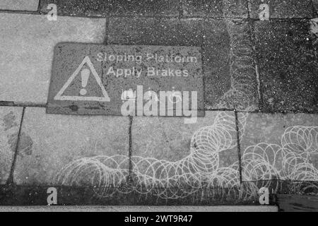 Plate-forme de la station de revêtement Redruth Station plate-forme inclinée appliquer freins signe Banque D'Images