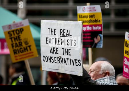 Londres, Royaume-Uni. 16 mars 2024. Pancartes aperçues devant le Home Office lors d'un rassemblement contre le racisme avant la Journée de l'ONU contre le racisme. (Photo Steve Taylor/SOPA images/SIPA USA) crédit : SIPA USA/Alamy Live News Banque D'Images