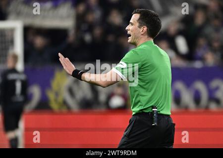 Bruxelles, Belgique. 16 mars 2024. L'arbitre Erik Lambrechts photographié lors d'un match de football entre le RSC Anderlecht et le KV Kortrijk, samedi 16 mars 2024 à Bruxelles, le dernier jour (30/30) de la première division 'Jupiler Pro League' 2023-2024 du championnat belge. BELGA PHOTO LAURIE DIEFFEMBACQ crédit : Belga News Agency/Alamy Live News Banque D'Images