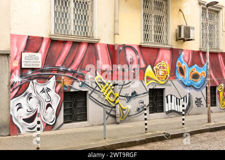 Masques de théâtre et instruments de musique graffiti Street art sur un immeuble résidentiel à Sofia, Bulgarie, Europe de l'est, Balkans, UE Banque D'Images