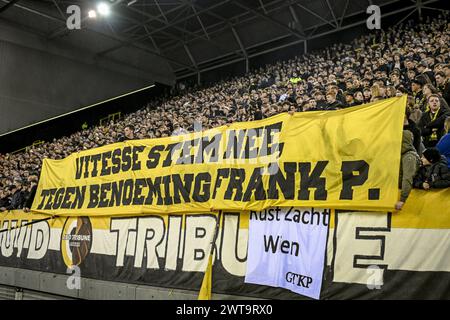 Arnhem, Nederland. 16 mars 2024. ARNHEM, 16-03-2024, GelreDome, football, Néerlandais Eredivisie, saison 2023/2024, match entre vitesse et Almere City, supporters de vitesse avec bannière crédit : Pro Shots/Alamy Live News Banque D'Images