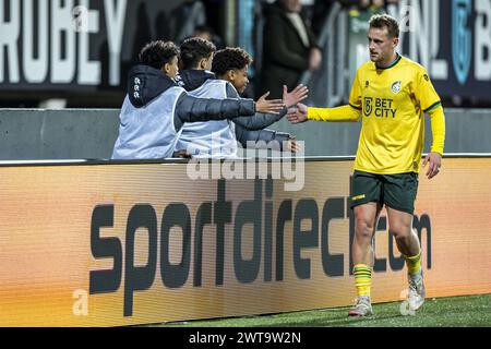 SITTARD - Kaj Sierhuis de Fortuna Sittard après sa substitution lors du match Néerlandais Eredivisie entre Fortuna Sittard et Pec Zwolle au stade Fortuna Sittard le 16 mars 2024 à Sittard, pays-Bas. ANP MARCEL VAN HOORN Banque D'Images