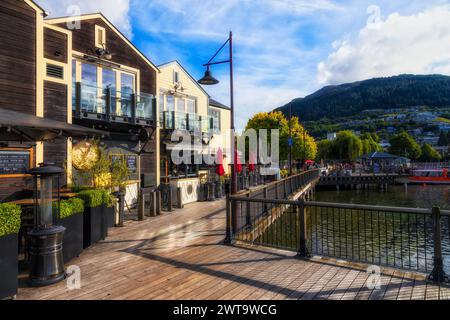 Promenade en bois de Queentston avec cafés et pubs sur le front de mer du centre-ville. Banque D'Images