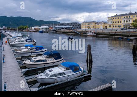 Trondheim, Norvège - 13 juillet 2023 : bateaux amarrés dans le canal de Nidelva Banque D'Images