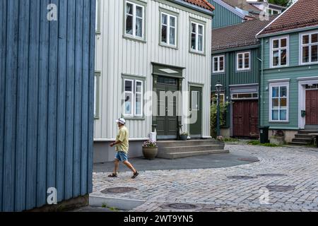 Trondheim, Norvège - 13 juillet 2023 : rue Nedre Baklandet dans la vieille ville Banque D'Images