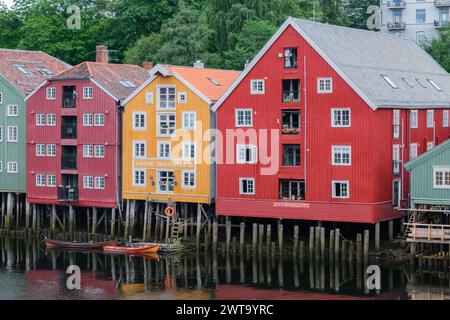 Trondheim, Norvège - 13 juillet 2023 : célèbres maisons colorées en bois à Trondheim Banque D'Images