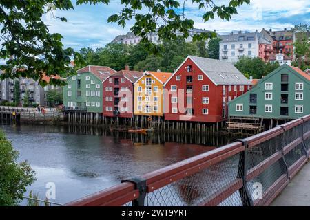 Trondheim, Norvège - 13 juillet 2023 : célèbres maisons colorées en bois à Trondheim Banque D'Images