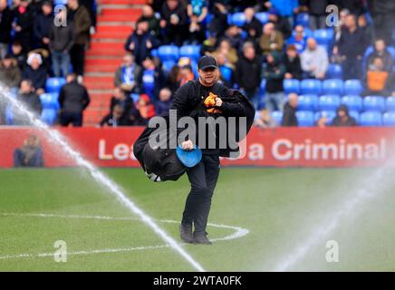 Dean Pickering SNR (Kit Man) du Oldham Athletic Association Football Club avant le match de Vanarama National League entre Oldham Athletic et Chesterfield à Boundary Park, Oldham le samedi 16 mars 2024. (Photo : Thomas Edwards | mi News) crédit : MI News & Sport /Alamy Live News Banque D'Images