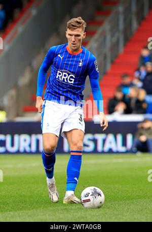 Mark Kitching du Oldham Athletic Association Football Club lors du match de la Vanarama National League entre Oldham Athletic et Chesterfield à Boundary Park, Oldham le samedi 16 mars 2024. (Photo : Thomas Edwards | mi News) crédit : MI News & Sport /Alamy Live News Banque D'Images