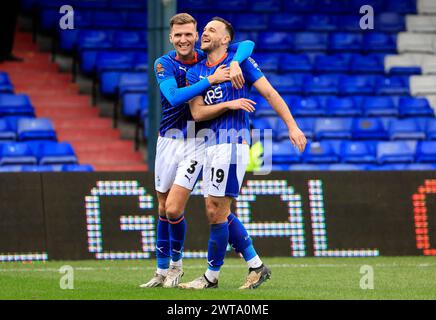 Dan Gardner du Oldham Athletic Association Football Club célèbre avoir marqué le deuxième but de son équipe avec Mark Kitching du Oldham Athletic Association Football Club lors du match de la Ligue nationale Vanarama entre Oldham Athletic et Chesterfield à Boundary Park, Oldham, le samedi 16 mars 2024. (Photo : Thomas Edwards | mi News) crédit : MI News & Sport /Alamy Live News Banque D'Images