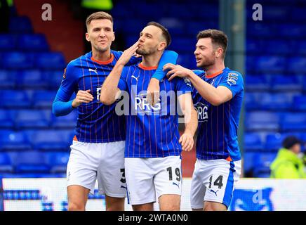 Dan Gardner du Oldham Athletic Association Football Club célèbre avoir marqué le deuxième but de son équipe avec Mark Kitching du Oldham Athletic Association Football Club et Nathan Sheron du Oldham Athletic Association Football Club lors du match de Vanarama National League entre Oldham Athletic et Chesterfield à Boundary Park, Oldham le samedi 16 mars 2024. (Photo : Thomas Edwards | mi News) crédit : MI News & Sport /Alamy Live News Banque D'Images