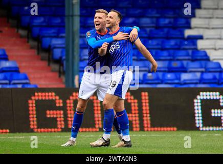 Dan Gardner du Oldham Athletic Association Football Club célèbre avoir marqué le deuxième but de son équipe avec Mark Kitching du Oldham Athletic Association Football Club lors du match de la Ligue nationale Vanarama entre Oldham Athletic et Chesterfield à Boundary Park, Oldham, le samedi 16 mars 2024. (Photo : Thomas Edwards | mi News) crédit : MI News & Sport /Alamy Live News Banque D'Images