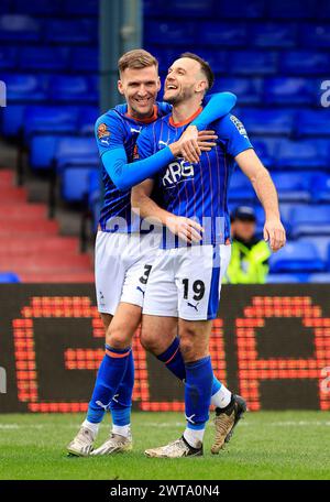 Dan Gardner du Oldham Athletic Association Football Club célèbre avoir marqué le deuxième but de son équipe avec Mark Kitching du Oldham Athletic Association Football Club lors du match de la Ligue nationale Vanarama entre Oldham Athletic et Chesterfield à Boundary Park, Oldham, le samedi 16 mars 2024. (Photo : Thomas Edwards | mi News) crédit : MI News & Sport /Alamy Live News Banque D'Images