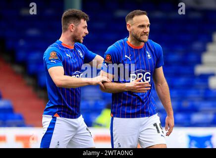 Dan Gardner du Oldham Athletic Association Football Club célèbre avoir marqué le deuxième but de son équipe avec Nathan Sheron du Oldham Athletic Association Football Club lors du match de la Ligue nationale Vanarama entre Oldham Athletic et Chesterfield à Boundary Park, Oldham, le samedi 16 mars 2024. (Photo : Thomas Edwards | mi News) crédit : MI News & Sport /Alamy Live News Banque D'Images