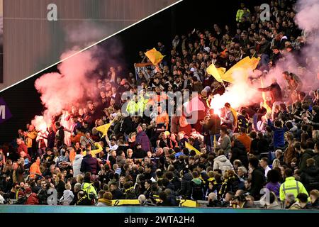 Arnhem, Nederland. 16 mars 2024. ARNHEM, 16-03-2024, GelreDome, football, Néerlandais Eredivisie, saison 2023/2024, vitesse - Almere City, pyro et feux d'artifice vitesse supporters crédit : Pro Shots/Alamy Live News Banque D'Images