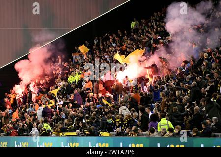 Arnhem, Nederland. 16 mars 2024. ARNHEM, 16-03-2024, GelreDome, football, Néerlandais Eredivisie, saison 2023/2024, vitesse - Almere City, pyro et feux d'artifice vitesse supporters crédit : Pro Shots/Alamy Live News Banque D'Images