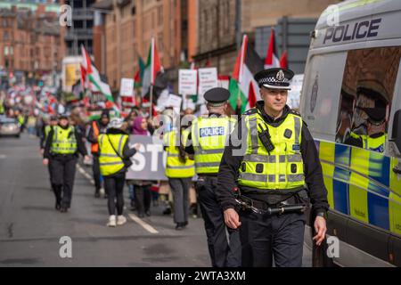 Glasgow, Écosse, Royaume-Uni. 16 mars 2024. Des manifestants pro-palestiniens organisent un rassemblement à travers l'Écosse à George Square, suivi d'une marche dans les rues pour réclamer un cessez-le-feu et la fin du génocide à Gaza crédit : R.Gass/Alamy Live News Banque D'Images