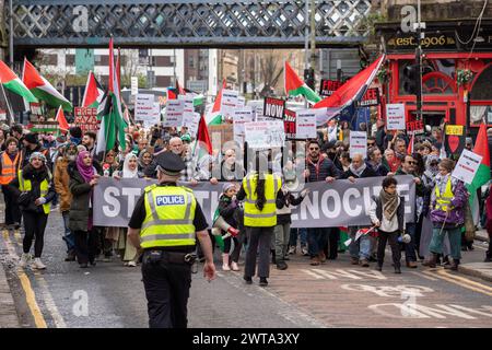 Glasgow, Écosse, Royaume-Uni. 16 mars 2024. Des manifestants pro-palestiniens organisent un rassemblement à travers l'Écosse à George Square, suivi d'une marche dans les rues pour réclamer un cessez-le-feu et la fin du génocide à Gaza crédit : R.Gass/Alamy Live News Banque D'Images