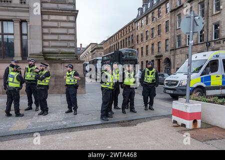 Glasgow, Écosse, Royaume-Uni. 16 mars 2024. Des manifestants pro-palestiniens organisent un rassemblement à travers l'Écosse à George Square, suivi d'une marche dans les rues pour réclamer un cessez-le-feu et la fin du génocide à Gaza crédit : R.Gass/Alamy Live News Banque D'Images