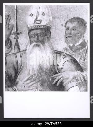 Lazio Rieti Casperia S. Maria di Legarano2. Hutzel, Max 1960-1990 médiéval : Crucifix en bois datant des années 1400 ou (XIVe siècle). Post-médiéval : peinture, sculpture. Dans la lunette au-dessus du portail se trouve une fresque de l'Annonciation de Bartolomeo Torresani. Fresque du jugement dernier, de Bartolomeo Torresani, sur les murs d'une chapelle à gauche de l'atrium. Peinture de S. Sébastien et S. Jean Baptiste de l'école d'Antoniazzo Romano. Dans une niche, représentation du mariage de la Vierge, fresque attribuée à Alessandro Torresani. Scène de la Nativité en terre cuite polychromée par an AB Banque D'Images