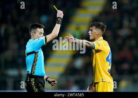 Frosinone, Italie. 16 mars 2024. L'arbitre Antonio Rapuano montre un carton jaune à Enzo Barrenechea de Frosinone Calcio lors du match de Serie A TIM entre Frosinone Calcio et SS Lazio au Stadio Benito Stirpe le 16 mars 2024 à Frosinone, Italie. Crédit : Giuseppe Maffia/Alamy Live News Banque D'Images