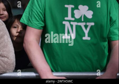 New York, États-Unis. 16 mars 2024. Les gens regardent la 263e édition annuelle Patrick's Day Parade le long de la Fifth Avenue, New York, NY, le 16 mars 2024. (Photo par Anthony Behar/Sipa USA) crédit : Sipa USA/Alamy Live News Banque D'Images