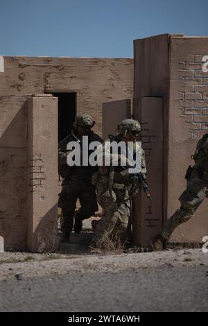 Le parachutiste de l'armée américaine est affecté au 2e bataillon, 508e régiment d'infanterie parachutiste, 2e brigade de combat Team, 82e division aéroportée expérimente de nouveaux équipements lors de la formation d'assaut urbain au projet convergence - Capstone 4, Fort Irwin, Calif, 13 mars 2024. PC-C4 est une expérience interarmées et multinationale hébergée par l'armée américaine intégrant des capacités de modernisation et des formations par l'expérimentation persistante à plusieurs échelons pour le futur environnement opérationnel qui se tiendra du 24 février au 20 mars 2024. (Photo de l'armée américaine par le PFC Samarion Hicks) Banque D'Images