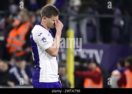 Bruxelles, Belgique. 16 mars 2024. Jan Vertonghen d'Anderlecht semble déçu après avoir perdu un match de football entre le RSC Anderlecht et le KV Kortrijk, samedi 16 mars 2024 à Bruxelles, lors du dernier jour (30/30) de la première division 'Jupiler Pro League' 2023-2024 du championnat belge. BELGA PHOTO LAURIE DIEFFEMBACQ crédit : Belga News Agency/Alamy Live News Banque D'Images